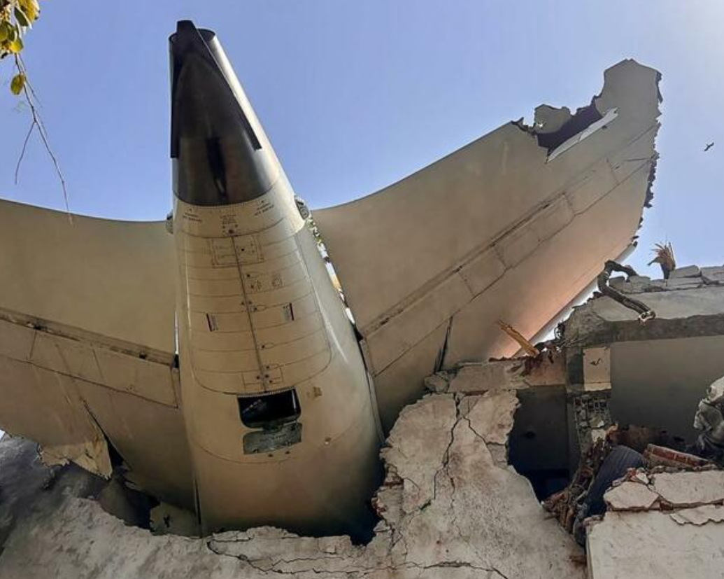 インド　飛行機事故　原因　なに