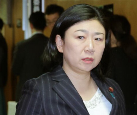 牧島かれん　結婚　夫　子供　wiki経歴