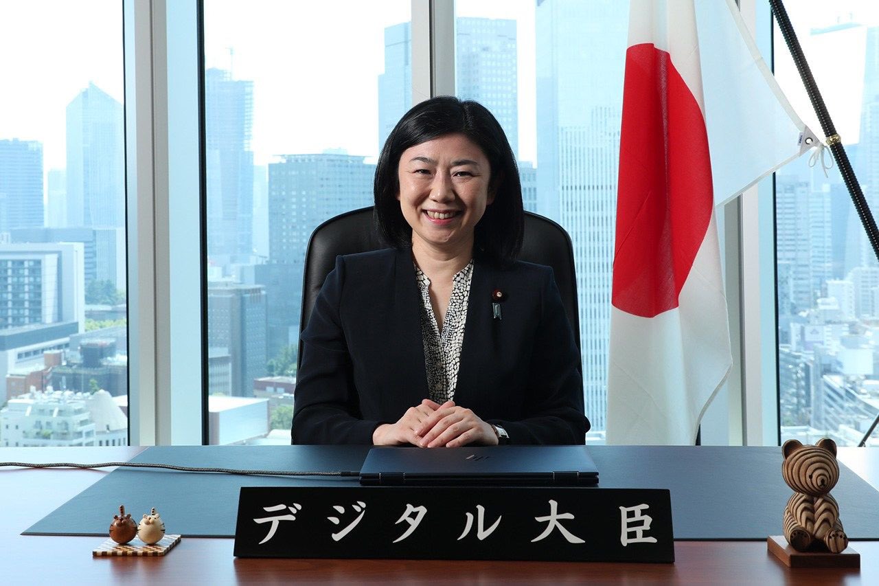 牧島かれん　経歴　wiki