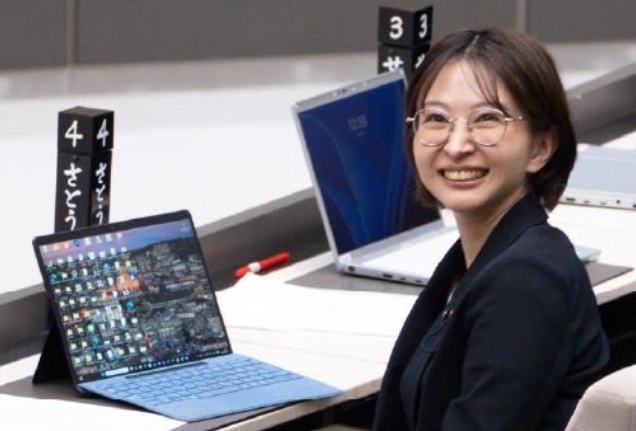 さとうさおり　かわいい　黒ビキニ