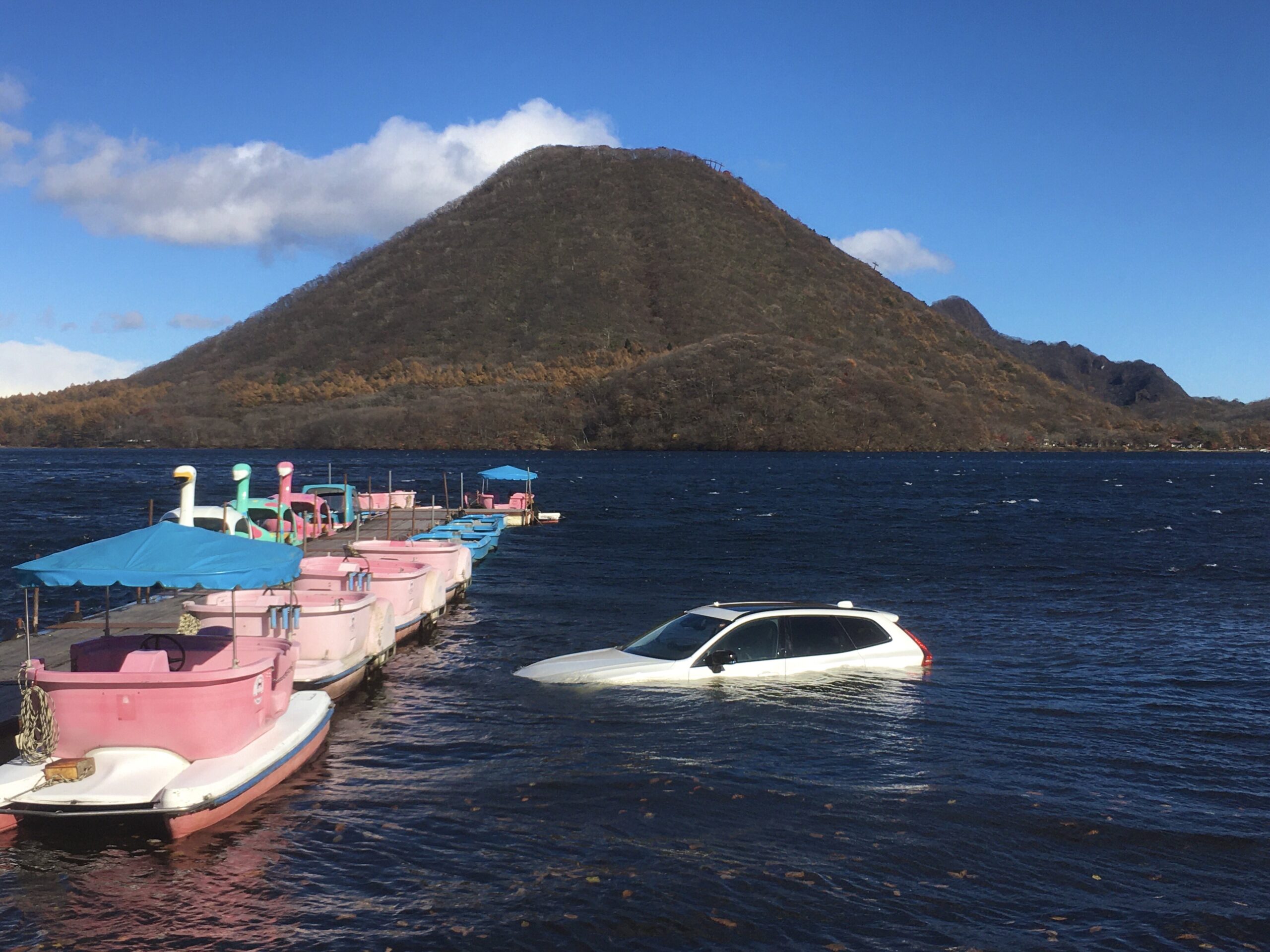 榛名湖のボルボ　なんで浮かんだまま　JAF　引き上げ　