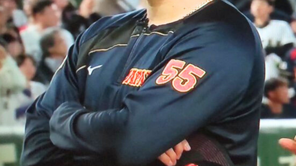 天覧試合で腕を組みながらガムを間で天皇一族を眺める村上宗隆選手